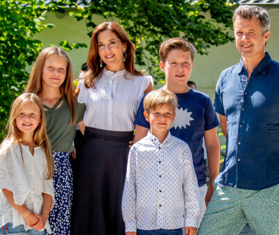 SAMLET: Her er hele familien bestående av kronprins Frederik, kronprinsesse Mary og de fire barna prins Christian, prinsesse Isabella, prins Vincent og prinsesse Josephine. Foto: NTB Scanpix SAMLET: Her er hele familien bestående av kronprins Frederik, kronprinsesse Mary og de fire barna prins Christian, prinsesse Isabella, prins Vincent og prinsesse Josephine. Foto: NTB Scanpix